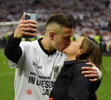 Rafael Borre mit Frau Ana (re) feiern den Sieg durch das Tor von Borre zum 1:0 fotografiert am 05.5.2022 in Frankfurt beim Fußball Euopa League Pikal Spiel Eintracht Frankfurt gegen West Ham United. (DFL DFB REGULATIONS PROHIBIT ANY USE OF PHOTOGRAPHS as IMAGE SEQUENCES and or QUASI-VIDEO)