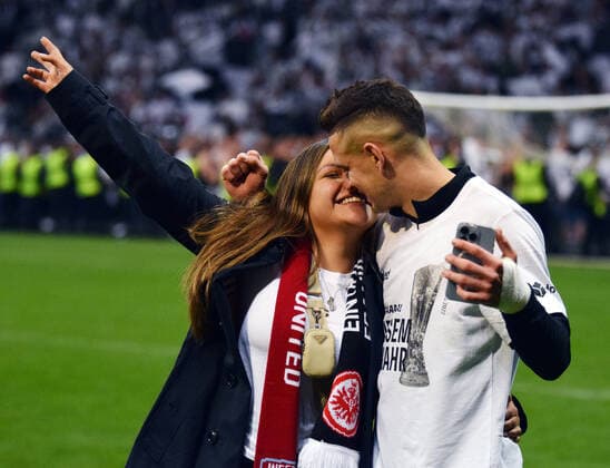 Rafael Borre mit Frau Ana (re) feiern den Sieg durch das Tor von Borre zum 1:0 fotografiert am 05.5.2022 in Frankfurt beim Fußball Euopa League Pikal Spiel Eintracht Frankfurt gegen West Ham United. (DFL DFB REGULATIONS PROHIBIT ANY USE OF PHOTOGRAPHS as IMAGE SEQUENCES and or QUASI-VIDEO)