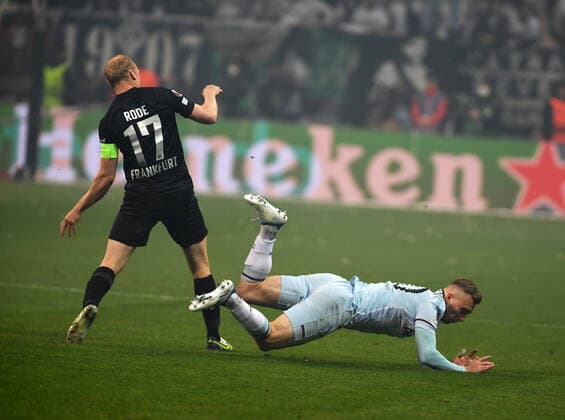 Sebastian Rode gegen Jarrod Bowen (vorne stürzt) fotografiert am 05.5.2022 in Frankfurt beim Fußball Euopa League Pikal Spiel Eintracht Frankfurt gegen West Ham United. (DFL DFB REGULATIONS PROHIBIT ANY USE OF PHOTOGRAPHS as IMAGE SEQUENCES and or QUASI-VIDEO)