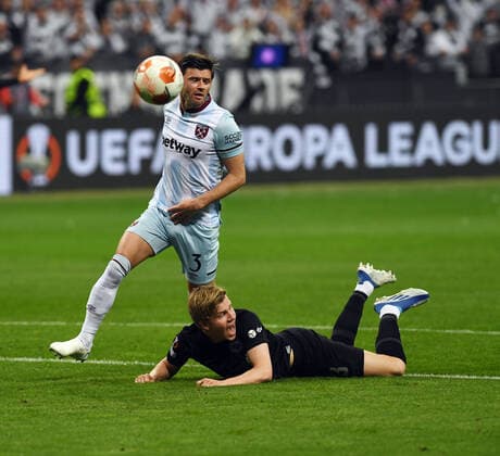 Foul von Cresswell an Jens-Pettr Hauge das zur roten Karte für Cresswell führt fotografiert am 05.5.2022 in Frankfurt beim Fußball Euopa League Pikal Spiel Eintracht Frankfurt gegen West Ham United. (DFL DFB REGULATIONS PROHIBIT ANY USE OF PHOTOGRAPHS as IMAGE SEQUENCES and or QUASI-VIDEO)