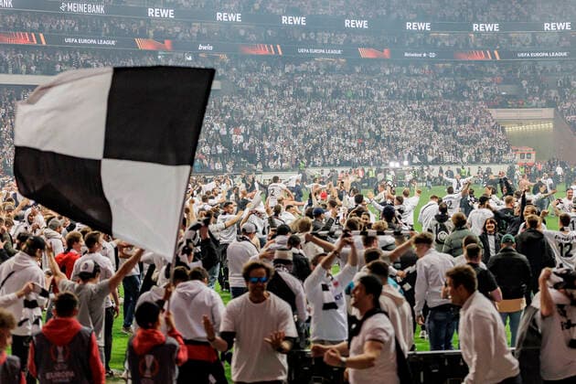 UEFA Europa League, Eintracht Frankfurt vs. West Ham United, Deutsche Bank Park, Frankfurt, 05.05.2022 Noch mehr Eintracht Fans auf dem Rasen, Eintracht Frankfurt vs. West Ham United, Frankfurt, Deutsche Bank Park, 5.5.2022 Copyright: xBEAUTIFULxSPORTS Gawlikx