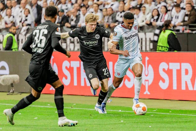 UEFA Europa League, Eintracht Frankfurt vs. West Ham United, Deutsche Bank Park, Frankfurt, 05.05.2022 Jens Petter Hauge (Eintracht Frankfurt 23) & Ben Johnson (West Ham United 31), Eintracht Frankfurt vs. West Ham United, Frankfurt, Deutsche Bank Park, 5.5.2022 Copyright: xBEAUTIFULxSPORTS Gawlikx