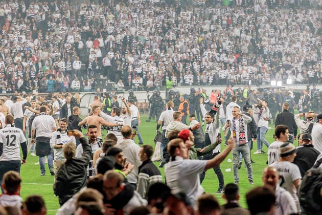 UEFA Europa League, Eintracht Frankfurt vs. West Ham United, Deutsche Bank Park, Frankfurt, 05.05.2022 Fans auf dem Platz in Feierlaune, Eintracht Frankfurt vs. West Ham United, Frankfurt, Deutsche Bank Park, 5.5.2022 Copyright: xBEAUTIFULxSPORTS Gawlikx