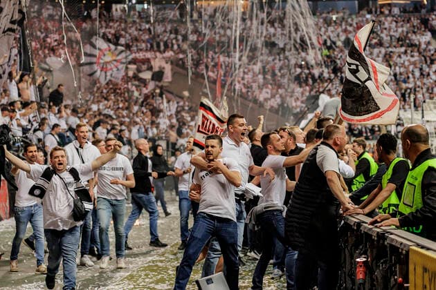 UEFA Europa League, Eintracht Frankfurt vs. West Ham United, Deutsche Bank Park, Frankfurt, 05.05.2022 Feiernde Eintracht Fans auf dem Weg Richtung Feld, Eintracht Frankfurt vs. West Ham United, Frankfurt, Deutsche Bank Park, 5.5.2022 Copyright: xBEAUTIFULxSPORTS Gawlikx