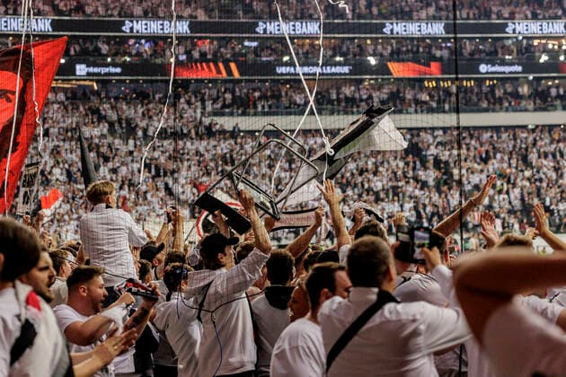 UEFA Europa League, Eintracht Frankfurt vs. West Ham United, Deutsche Bank Park, Frankfurt, 05.05.2022 Eintracht Fans warte nauf den Schlusspfiff, Eintracht Frankfurt vs. West Ham United, Frankfurt, Deutsche Bank Park, 5.5.2022 Copyright: xBEAUTIFULxSPORTS Gawlikx