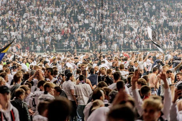 UEFA Europa League, Eintracht Frankfurt vs. West Ham United, Deutsche Bank Park, Frankfurt, 05.05.2022 Viele Eintracht Fans auf dem Platz, Eintracht Frankfurt vs. West Ham United, Frankfurt, Deutsche Bank Park, 5.5.2022 Copyright: xBEAUTIFULxSPORTS Gawlikx