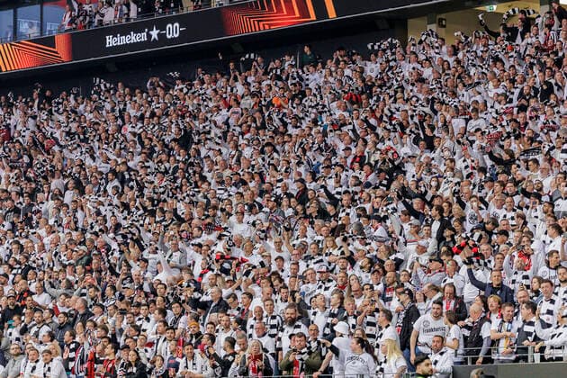 UEFA Europa League, Eintracht Frankfurt vs. West Ham United, Deutsche Bank Park, Frankfurt, 05.05.2022 Eintrach Fans schwenken die gestreiften Schals, Eintracht Frankfurt vs. West Ham United, Frankfurt, Deutsche Bank Park, 5.5.2022 Copyright: xBEAUTIFULxSPORTS Gawlikx