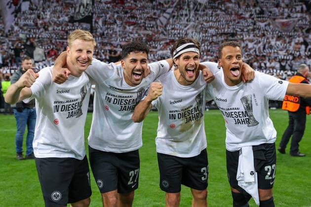 Fußball - Europa League - Halbfinale Eintracht Frankfurt - West Ham United am 05.05.2022 im Deutsche Bank Park in Frankfurt Martin Hinteregger (Frankfurt 13) , Aymen Barkok (Frankfurt 27) , Goncalo Paciencia (Frankfurt 39) und Timothy Chandler (Frankfurt 22) freuen sich über den Einzug ins Finale