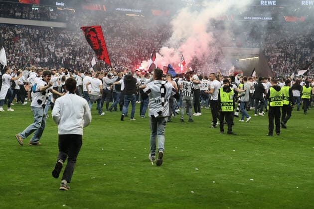 Fußball - Europa League - Halbfinale Eintracht Frankfurt - West Ham United am 05.05.2022 im Deutsche Bank Park in Frankfurt Platzsturm der Eintracht Fans, hier wird der Einzug ins Finale auf dem Platz gefeiert