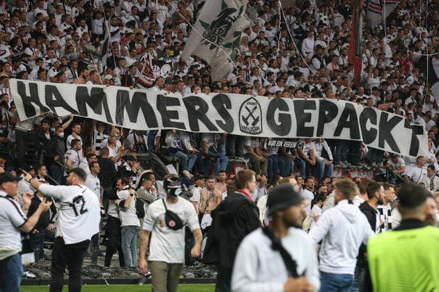 Fußball - Europa League - Halbfinale Eintracht Frankfurt - West Ham United am 05.05.2022 im Deutsche Bank Park in Frankfurt Hammers gepackt Banner Spruchband in der Nordwestkurve