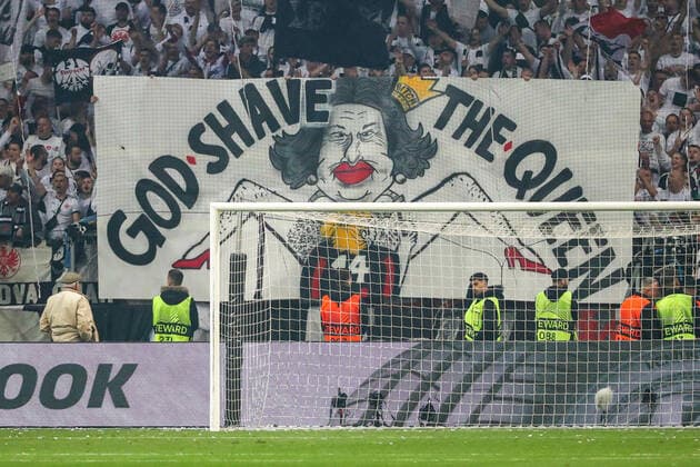 Fußball - Europa League - Halbfinale Eintracht Frankfurt - West Ham United am 05.05.2022 im Deutsche Bank Park in Frankfurt God shave the Queen Banner Spruchband in der Nordwestkurve
