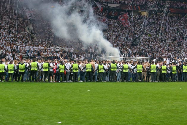Fußball - Europa League - Halbfinale Eintracht Frankfurt - West Ham United am 05.05.2022 im Deutsche Bank Park in Frankfurt Die Ordner drängen die Eintracht Frankfurt Fans nach den Platzsturm zurück in die Nordwestkurve