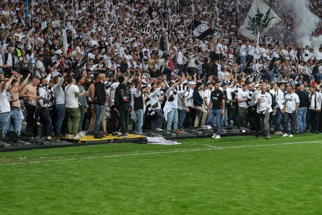 Fußball - Europa League - Halbfinale Eintracht Frankfurt - West Ham United am 05.05.2022 im Deutsche Bank Park in Frankfurt Platzsturm der Eintracht Fans, hier stehen die Fans am Spielfeldrand
