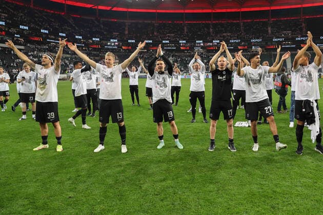 Fußball - Europa League - Halbfinale Eintracht Frankfurt - West Ham United am 05.05.2022 im Deutsche Bank Park in Frankfurt Goncalo Paciencia (Frankfurt 39) , Martin Hinteregger (Frankfurt 13) , Rafael Santos Borre (Frankfurt 19) , Sebastian Rode (Frankfurt 17) , Aymen Barkok (Frankfurt 27) , Timothy Chandler (Frankfurt 22) freuen sich über den Einzug ins Finale