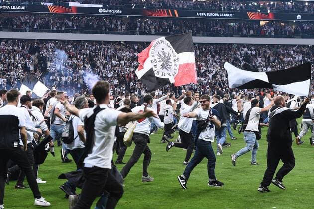 Fußball Europa League Halbfinale Eintracht Frankfurt - West Ham United am 05.05.2022 im Deutsche Bank Park in Frankfurt Platzsturm Fanblock Fans Frankfurt rennen nach dem Abpfiff auf den Rasen und freuen sich über den Sieg und den Einzug ins Europa League Finale in Sevilla