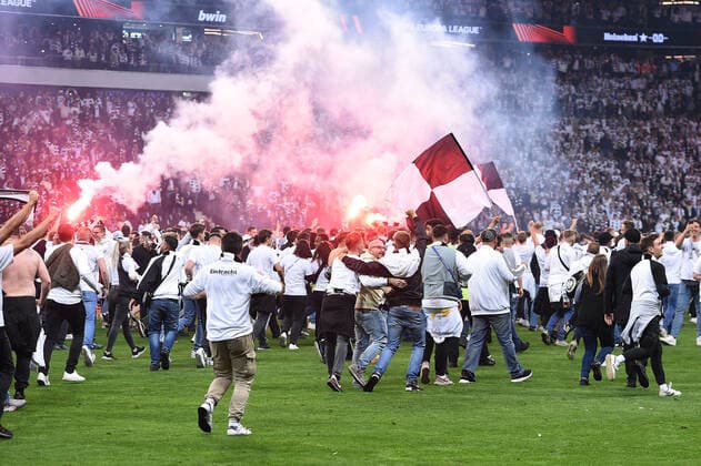 Fußball Europa League Halbfinale Eintracht Frankfurt - West Ham United am 05.05.2022 im Deutsche Bank Park in Frankfurt Platzsturm Fanblock Fans Frankfurt rennen nach dem Abpfiff auf den Rasen und freuen sich über den Sieg und den Einzug ins Europa League Finale in Sevilla