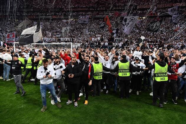 Fußball Europa League Halbfinale Eintracht Frankfurt - West Ham United am 05.05.2022 im Deutsche Bank Park in Frankfurt Platzsturm Fanblock Fans Frankfurt rennen nach dem Abpfiff auf den Rasen und freuen sich über den Sieg und den Einzug ins Europa League Finale in Sevilla