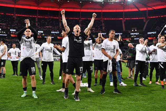 Fußball Europa League Halbfinale Eintracht Frankfurt - West Ham United am 05.05.2022 im Deutsche Bank Park in Frankfurt Rafael Borre ( Frankfurt ), Sebastian Rode ( Frankfurt ), Ansgar Knauff ( Frankfurt ), Timothy Chandler ( Frankfurt ), feiern den Sieg Finaleinzug Finale mit den Fans