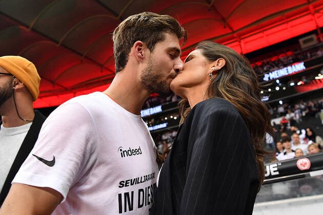 Fußball Europa League Halbfinale Eintracht Frankfurt - West Ham United am 05.05.2022 im Deutsche Bank Park in Frankfurt Kevin Trapp ( Frankfurt ), links - Izabel Goulart, rechts Kuss