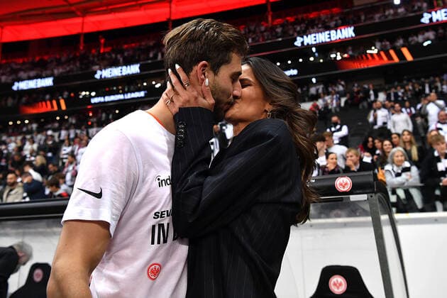 Fußball Europa League Halbfinale Eintracht Frankfurt - West Ham United am 05.05.2022 im Deutsche Bank Park in Frankfurt Kevin Trapp ( Frankfurt ), links - Izabel Goulart, rechts Kuss