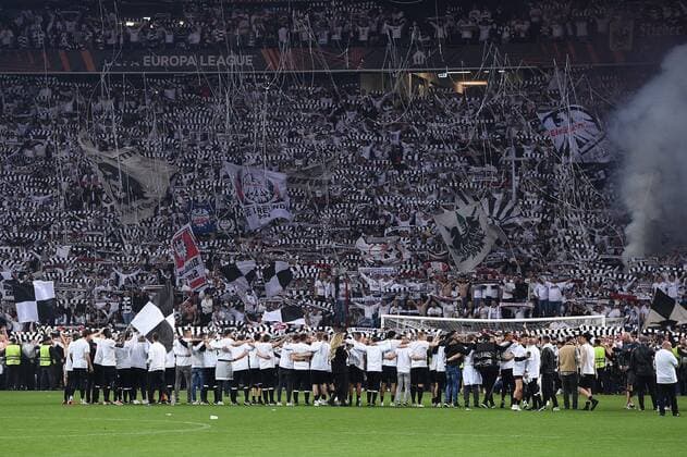 Fußball Europa League Halbfinale Eintracht Frankfurt - West Ham United am 05.05.2022 im Deutsche Bank Park in Frankfurt Frankfurt Spieler feiern den Sieg Finaleinzug Finale mit den Fans