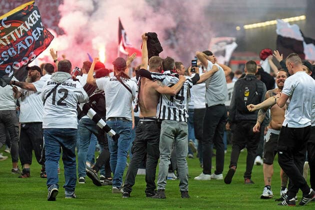 05.05.2022, xovx, Fußball UEFA Europa League, Halbfinale, Eintracht Frankfurt - West Ham United Nach dem Schlusspfiff stürmen die Fans von Eintracht Frankfurt den Platz im Deutsche Bank Park und bejubeln das Erreichen des Finales in der Europa League. emspor Frankfurt
