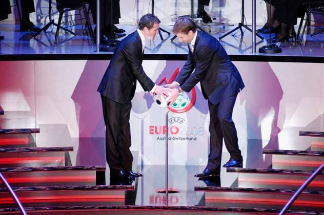 FINAL DRAW ZUR EURO 08 Auslosung der Gruppenspiele für die Fussball-Europameisterschaft 2008 am Sonntag (02.12.07) im Kultur- und Kongresszentrum KKL in Luzern. Die beiden Nationalmannschafts-Captains der austragenden Länder, Alexander Frei (l) und Andreas Ivanschitz (r). Luzern Lucerne Schweiz Suisse Svizzera Switzerland Copyright: Ex-PressxMarkusxFortex MFO20071202_14