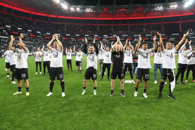 Fußball - Europa League - Halbfinale Eintracht Frankfurt - West Ham United am 05.05.2022 im Deutsche Bank Park in Frankfurt Goncalo Paciencia (Frankfurt 39) , Martin Hinteregger (Frankfurt 13) , Rafael Santos Borre (Frankfurt 19) , Sebastian Rode (Frankfurt 17) , Aymen Barkok (Frankfurt 27) , Timothy Chandler (Frankfurt 22) freuen sich über den Einzug ins Finale