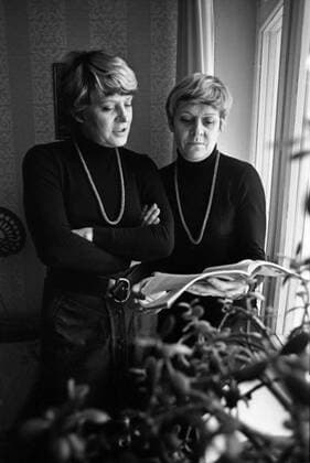 Soviet basketball player Nina Yeryomina 6709430 30.11.1983 Left: Soviet basketball player Nina Yeryomina, world champion, merited master of sports of the USSR, sports commentator and TV host is seen with her sister Lyudmila at home. Utkin Russia  Copyright: xUtkinx