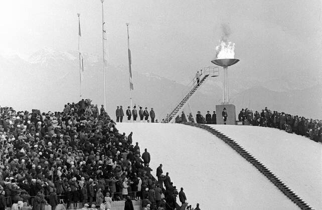 Lighting the Olympic Flame 555913 29.01.1964 IX Winter Olympic Games, Olympische Spiele, Olympia, OS in Innsbruck. Lighting the Olympic Flame. Yuriy Somov Sputnik Innsbruck Austria  Copyright: xYuriyxSomovx