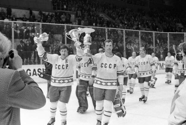 MIKHAILOV VASILIYEV CHAMPIONSHIP 50467 20.04.1979 Boris Mikhailov (right) and Valery Vasiliyev (left) with the World and European ice-hockey champion prizes. Yuriy Somov Sputnik Moscow Russia  Copyright: xYuriyxSomovx