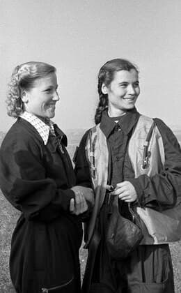 Parachute jumpers Sultanova and Pryakhina 2359461 01.09.1957 Parachute jumpers Aminet Sultanova and Nadezhda Pryakhina, 1957. B. Vdovenko Sputnik Russia  Copyright: xB.xVdovenkox