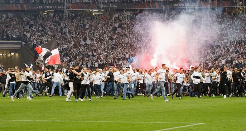 05.05.2022, Fussball, Europa League, Halbfinale, Eintracht Frankfurt - West Ham United, GER, Frankfurt am Main, Deutsche Bank Park Bild: v. li. Die Fans stuermen nach dem Spiel auf den Platz, Platzsturm Copyright: HMBxMedia xHeikoxBecker