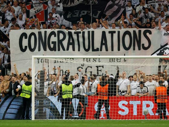 05.05.2022, Fussball, Europa League, Halbfinale, Eintracht Frankfurt - West Ham United, GER, Frankfurt am Main, Deutsche Bank Park Bild: v. li. Banner, Plakat, Fans Copyright: HMBxMedia xHeikoxBecker