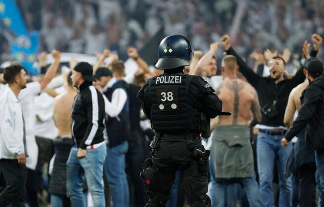 05.05.2022, Fussball, Europa League, Halbfinale, Eintracht Frankfurt - West Ham United, GER, Frankfurt am Main, Deutsche Bank Park Bild: v. li. Die Fans stuermen nach dem Spiel auf den Platz, Platzsturm, Polizisten sichern das Spielfeld Copyright: HMBxMedia xHeikoxBecker