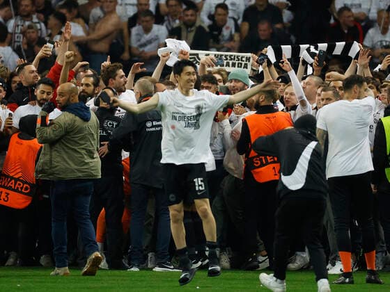 05.05.2022, Fussball, Europa League, Halbfinale, Eintracht Frankfurt - West Ham United, GER, Frankfurt am Main, Deutsche Bank Park Bild: v. li. Daichi Kamada (Eintracht Frankfurt) feiert mit den Fans Copyright: HMBxMedia xHeikoxBecker