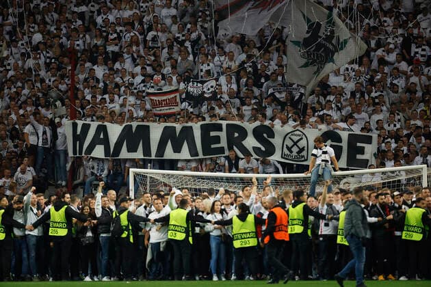 05.05.2022, Fussball, Europa League, Halbfinale, Eintracht Frankfurt - West Ham United, GER, Frankfurt am Main, Deutsche Bank Park Bild: v. li. Die Fans stuermen nach dem Spiel auf den Platz, Platzsturm, Banner, Plakat, Fans, Hammers gepackt Copyright: HMBxMedia xHeikoxBecker