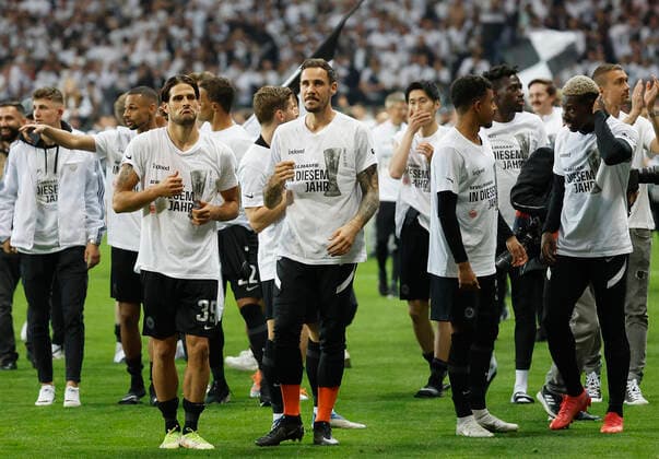 05.05.2022, Fussball, Europa League, Halbfinale, Eintracht Frankfurt - West Ham United, GER, Frankfurt am Main, Deutsche Bank Park Bild: v. li. Die Mannschaft bedankt sich bei den Fans, Goncalo Paciencia (Eintracht Frankfurt), Torwart Jens Grahl (Eintracht Frankfurt), Ansgar Knauff (Eintracht Frankfurt) und Ragnar Ache (Eintracht Frankfurt) Copyright: HMBxMedia xHeikoxBecker