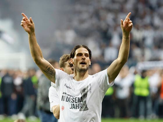 05.05.2022, Fussball, Europa League, Halbfinale, Eintracht Frankfurt - West Ham United, GER, Frankfurt am Main, Deutsche Bank Park Bild: v. li. Goncalo Paciencia (Eintracht Frankfurt) feiert mit den Fans Copyright: HMBxMedia xHeikoxBecker