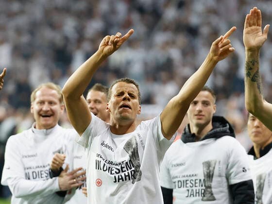 05.05.2022, Fussball, Europa League, Halbfinale, Eintracht Frankfurt - West Ham United, GER, Frankfurt am Main, Deutsche Bank Park Bild: v. li. Timothy Chandler (Eintracht Frankfurt) feiert mit den Fans Copyright: HMBxMedia xHeikoxBecker