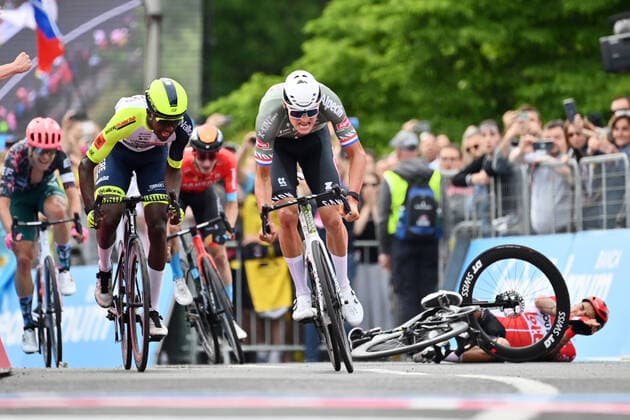 Bilder des Jahres 2022, Sport 05 Mai Sport Themen der Woche KW18 Sport Bilder des Tages Photo Massimo Paolone LaPresse May 06, 2022 Visegrad, Hungary Cycling Giro d Italia 2022 - 105th edition - Stage 1 - From Budapest to Visegrad. In the pic: VAN DER POEL Mathieu (ALPECIN-FENIX) stage winner  Copyright: xMassimoxPaolone LaPressex