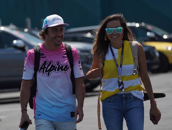 FORMULA 1 CRYPTO.COM MIAMI GRAND PRIX 06.05.2022, Miami International Autodrome, Miami, FORMULA 1 CRYPTO.COM MIAMI GRAND PRIX ,im Bild Fernando Alonso (ESP), Alpine F1 Team mit neuer Freundin Andrea Schlager.
