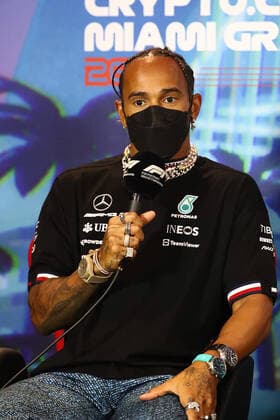 FORMULA 1 CRYPTO.COM MIAMI GRAND PRIX 06.05.2022, Miami International Autodrome, Miami, FORMULA 1 CRYPTO.COM MIAMI GRAND PRIX ,im Bild Lewis Hamilton aus Großbritannien vom Team Mercedes mit sehr viel Schmuck und drei Armbanduhren als Statement zur FIA Diskussion über das Verbot von Schmuck während des Rennens.