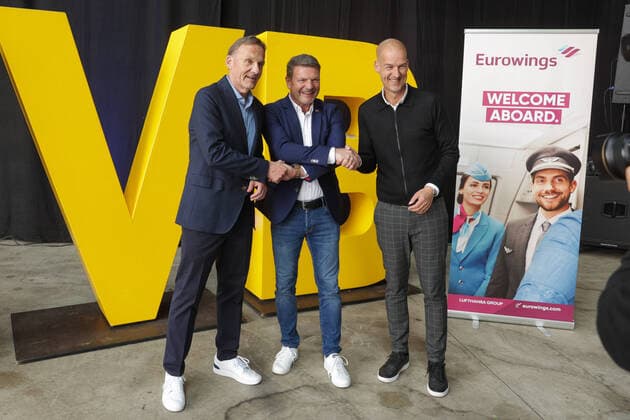 Bilder des Jahres 2022, Sport 05 Mai Sport Themen der Woche KW18 06.05.2022, Fussball, Wirtschaft, Eurowings, Dortmund Airport, Präsentation Eurowings Fanairbus, v. l. Hans-Joachim Watzke (Borussia Dortmund, Jens Bischof (Vorsitzender der Geschäftsführung Eurowings), Carsten Cramer (Borussia Dortmund), Foto: Dennis Ewert RHR-FOTO xRHR-FOTO DEx *** 06 05 2022, Football, Economy, Eurowings, Dortmund Airport, Presentation Eurowings Fanairbus, f l Hans Joachim Watzke Borussia Dortmund, Jens Bischof CEO Eurowings , Carsten Cramer Borussia Dortmund , Photo Dennis Ewert RHR FOTO xRHR FOTO DEx