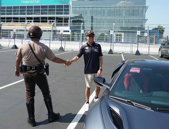 FORMULA 1 CRYPTO.COM MIAMI GRAND PRIX 06.05.2022, Miami International Autodrome, Miami, FORMULA 1 CRYPTO.COM MIAMI GRAND PRIX ,im Bild Sergio Perez (MEX), Oracle Red Bull Racing mit einem Polizisten.