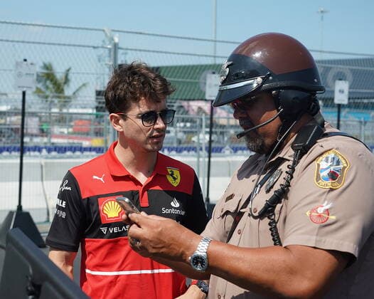 FORMULA 1 CRYPTO.COM MIAMI GRAND PRIX 06.05.2022, Miami International Autodrome, Miami, FORMULA 1 CRYPTO.COM MIAMI GRAND PRIX ,im Bild Charles Leclerc (MCO), Scuderia Ferrari mit einem Polizisten.