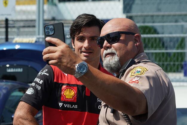 FORMULA 1 CRYPTO.COM MIAMI GRAND PRIX 06.05.2022, Miami International Autodrome, Miami, FORMULA 1 CRYPTO.COM MIAMI GRAND PRIX ,im Bild Carlos Sainz Jr. (ESP), Scuderia Ferrari mit einem Polizisten.