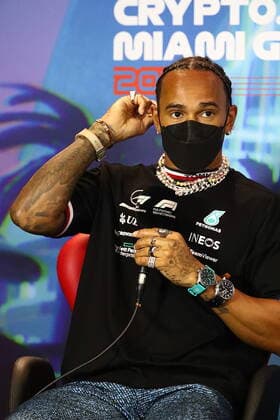 FORMULA 1 CRYPTO.COM MIAMI GRAND PRIX 06.05.2022, Miami International Autodrome, Miami, FORMULA 1 CRYPTO.COM MIAMI GRAND PRIX ,im Bild Lewis Hamilton aus Großbritannien vom Team Mercedes mit sehr viel Schmuck und drei Armbanduhren als Statement zur FIA Diskussion über das Verbot von Schmuck während des Rennens.