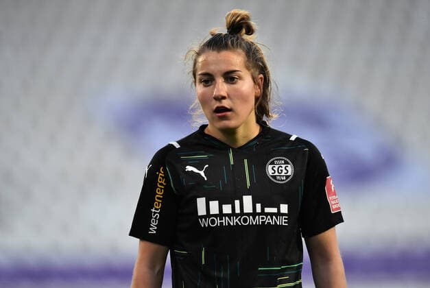 Fußball Frauen Saison 2021 2022 FLYERALARM-Bundesliga 20. Spieltag: SGS Essen - VfL Wolfsburg am 04.05.2022 im Stadion an der Hafenstraße in Essen Carlotta Wamser ( SGS Essen ) DFB regulations prohibit any use of photographs as image sequences and or quasi-video. Nordrhein-Westfalen Deutschland