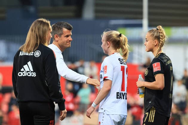 Flyeralarm Frauen-Bundesliga 2021-2022, Bayer 04 Leverkusen - FC Bayern München Jens Scheuer (Chef-Trainer), Caroline Siems (LEV, 13), Giulia Gwinn (FCB, 7) Leverkusen Ulrich-Haberland-Stadion Nordrhein-Westfalen Deutschland